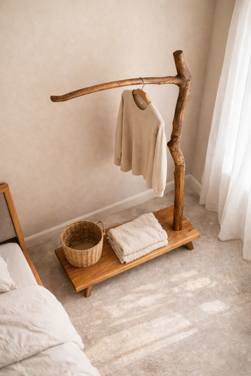 Portant Sculptural en Bois Massif – Design Organique & Esprit Japandi | Portant Vêtements Naturel Haut de Gamme