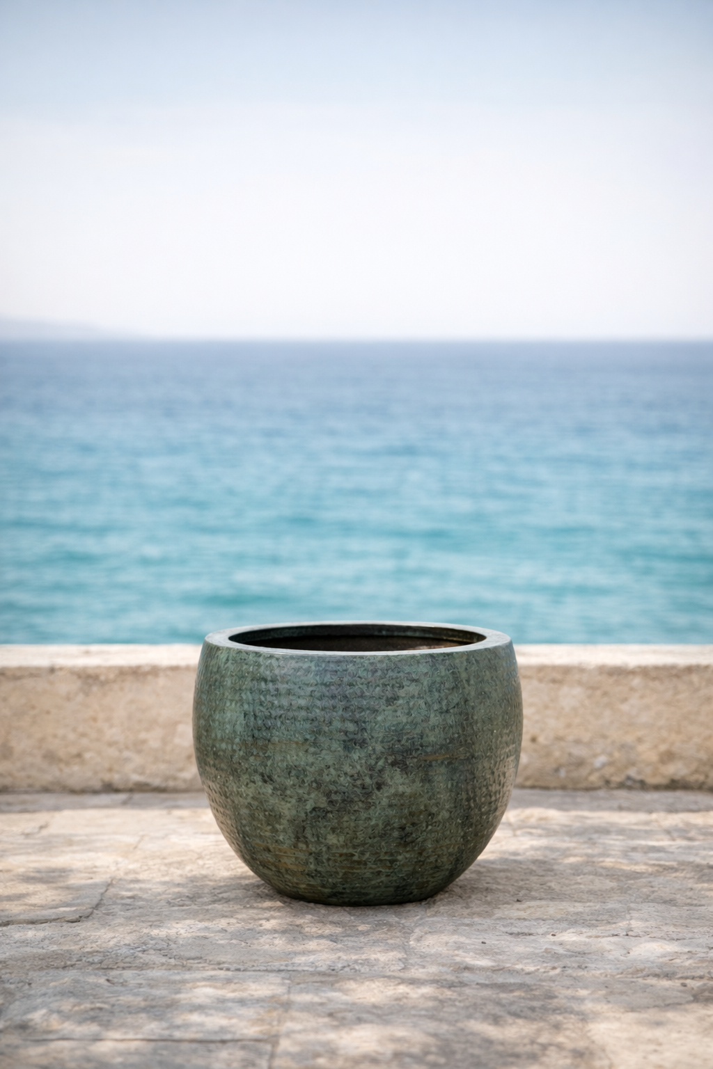 Pot Fabien Mystic Green – Cache-pot rond en métal vert fait main mat texturé Ø57xH54