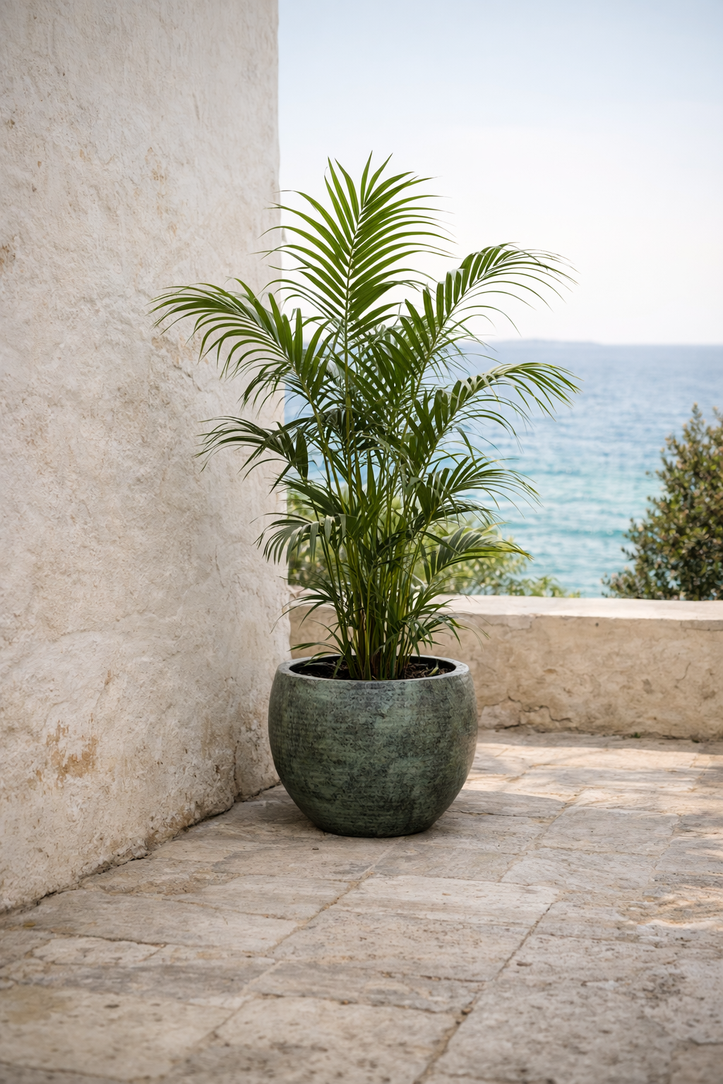 Pot Fabien Mystic Green – Cache-pot rond en métal vert fait main mat texturé Ø57xH54