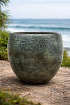 Pot Fabien Mystic Green – Cache-pot rond en métal vert fait main mat texturé Ø57xH54