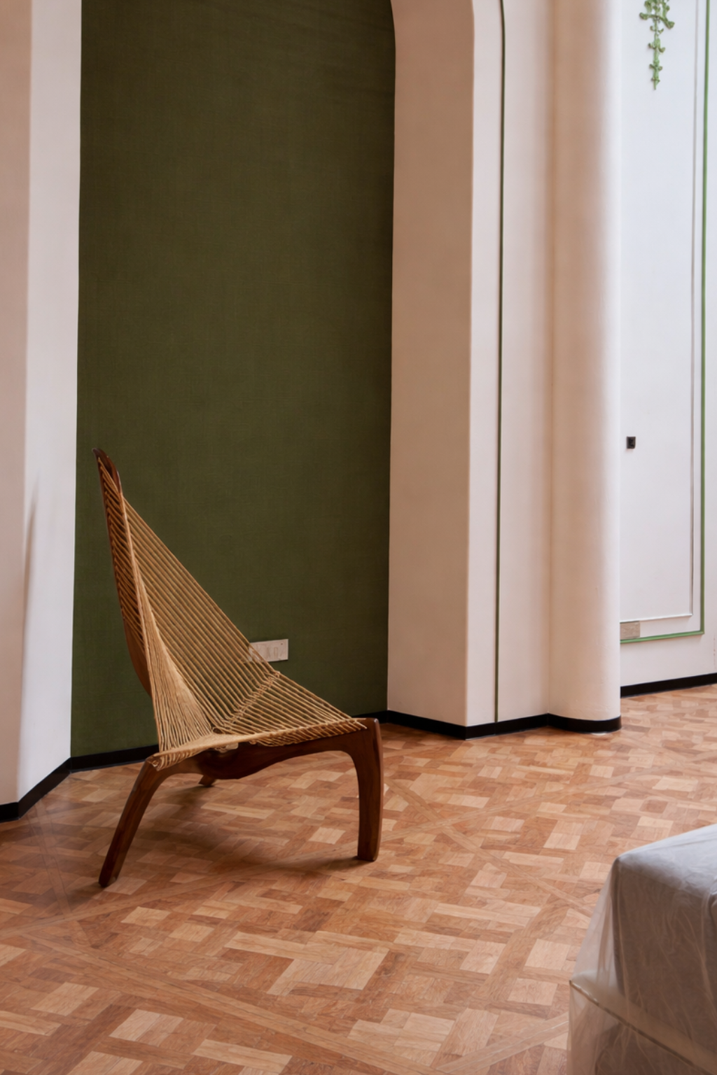 Harfenstuhl aus Massivholz – Hochwertiger Sessel im skandinavischen Design, dunkles Walnussholz, Lounge &amp; Wohnzimmer