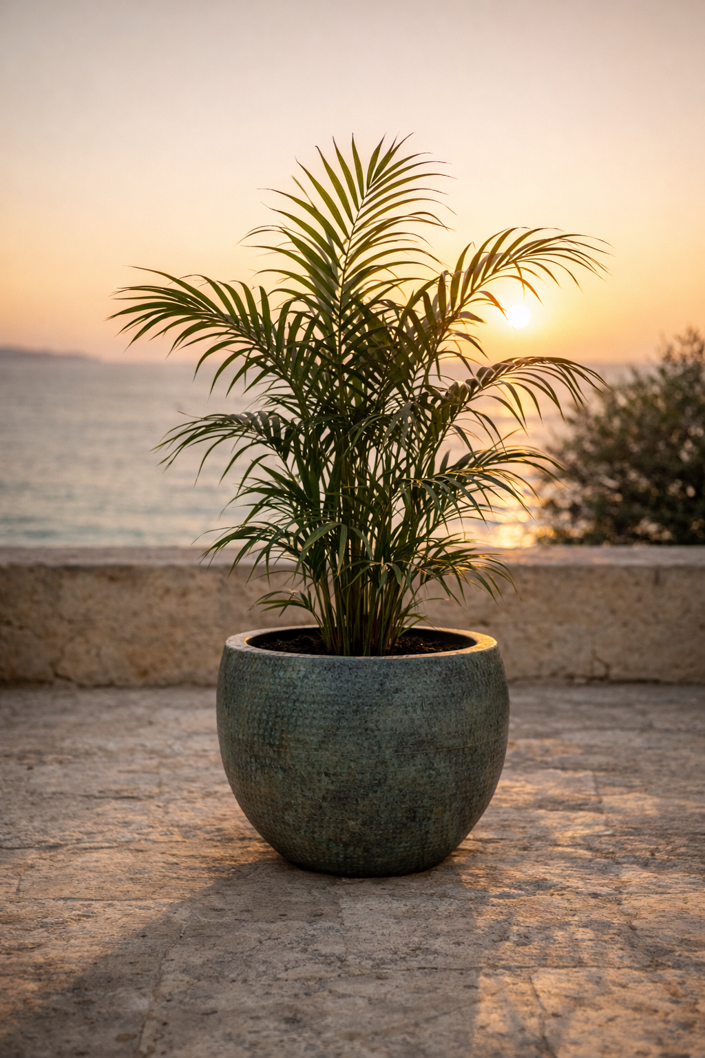 Pot Fabien Mystic Green – Cache-pot rond en métal vert fait main mat texturé Ø57xH54