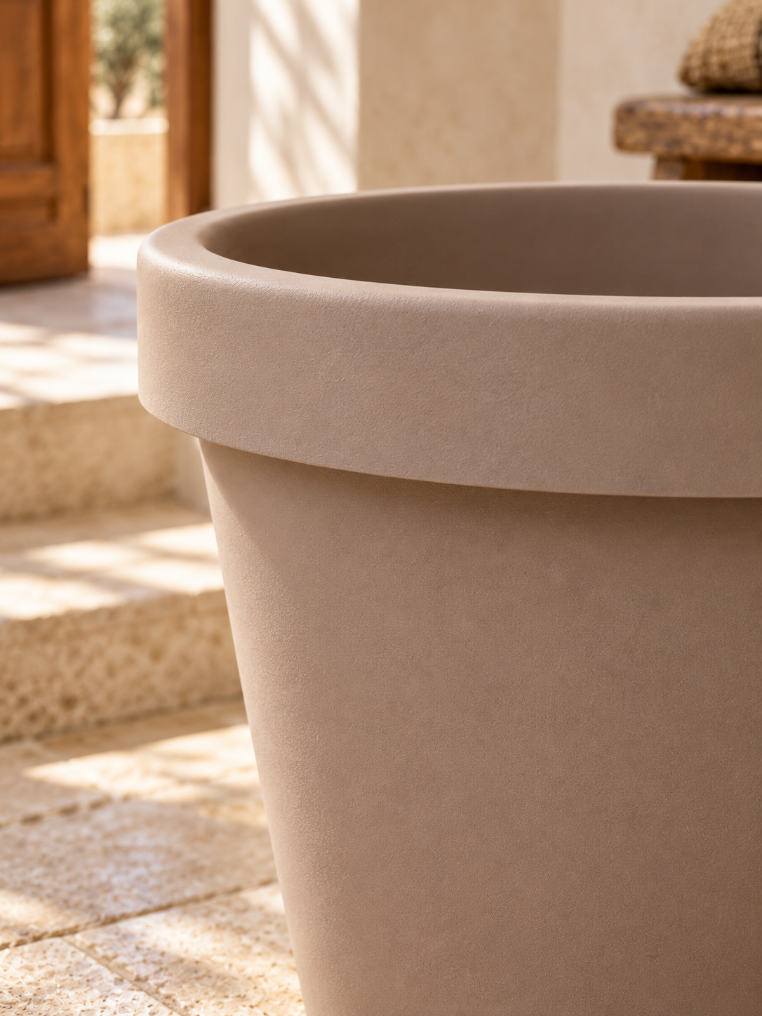 Lira Taupe – XXL stone-effect pot – Ø65 / Ø75 cm