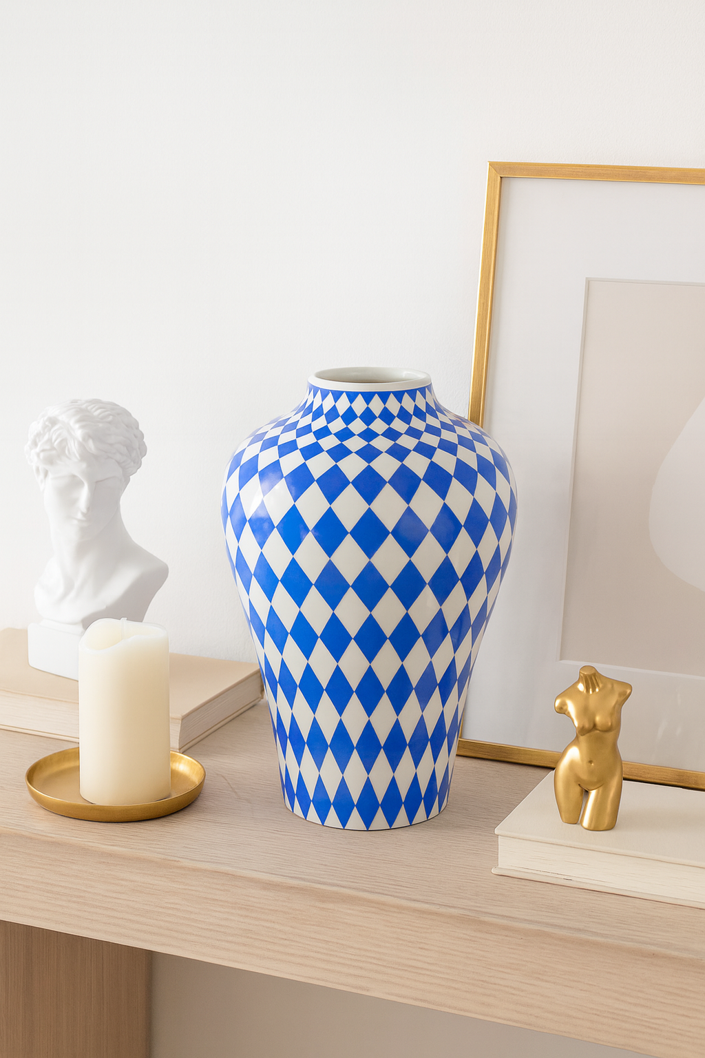 Vase en Céramique Bleue – Motifs Géométriques Modernes (Rayures, Losanges, Pois) – Déco Design 25 cm