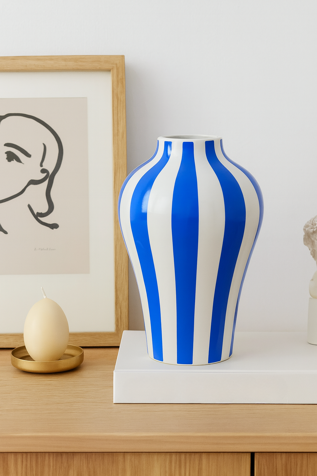 Vase en Céramique Bleue – Motifs Géométriques Modernes (Rayures, Losanges, Pois) – Déco Design 25 cm