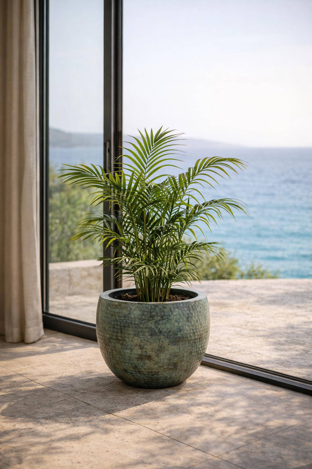 Pot Fabien Mystic Green – Cache-pot rond en métal vert fait main mat texturé Ø57xH54